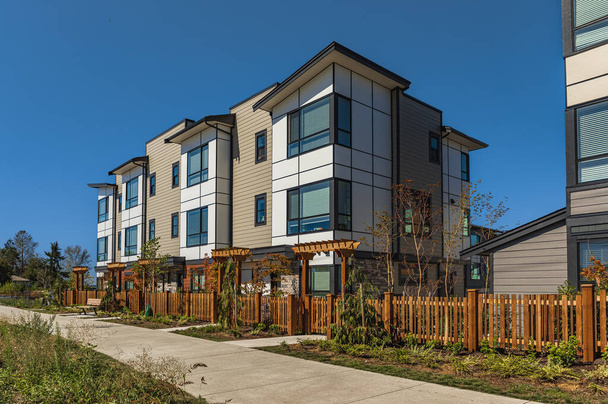 Új gyönyörű otthon Külső design a lakossági frontok, amelyek változatos és érdekes nézni. A környék új modern házai Vancouverben. Kanadai modern lakóépületek. Utcai fotó - Fotó, kép