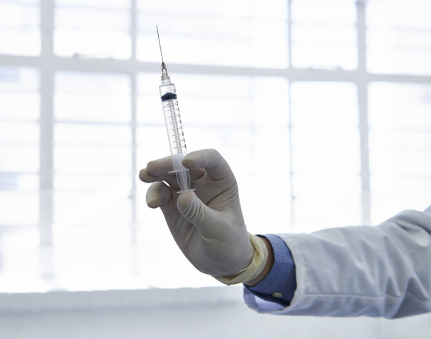 Angst vor Nadeln. ein Arzt steht mit einer Spritze - Foto, Bild