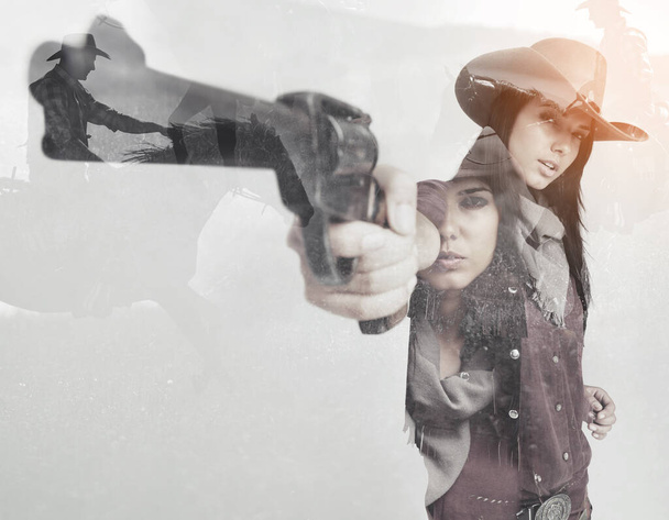 Rufen Sie mich noch einmal maam an. Mehrfach belichtetes Porträt eines Cowgirls, das mit seiner Pistole auf einen westlichen Hintergrund zielt - Foto, Bild
