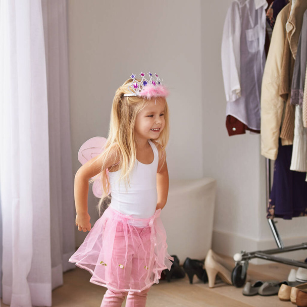 Plezier hebben in fantasieland. kleine meisjes dragen fee prinses kostuums - Foto, afbeelding