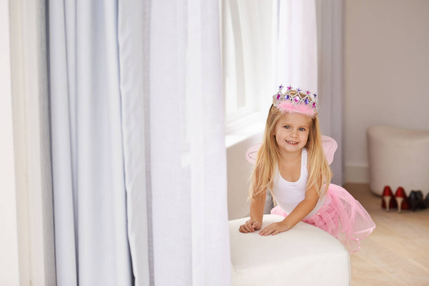 Веселимся в стране воображения. маленькая девочка в сказочном костюме принцессы - Фото, изображение