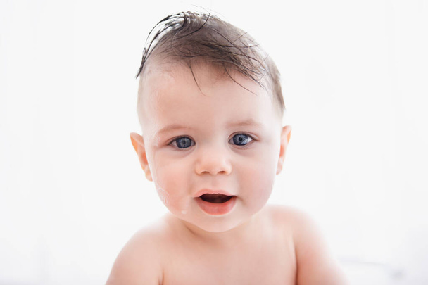 Pequeño hombre limpio. Retrato de un lindo bebé sentado en una bañera - Foto, Imagen