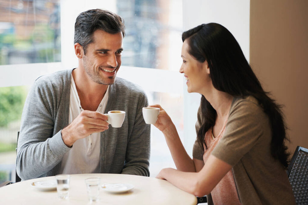 Festeggiamo il loro amore. una giovane coppia che prende una tazza di caffè insieme - Foto, immagini