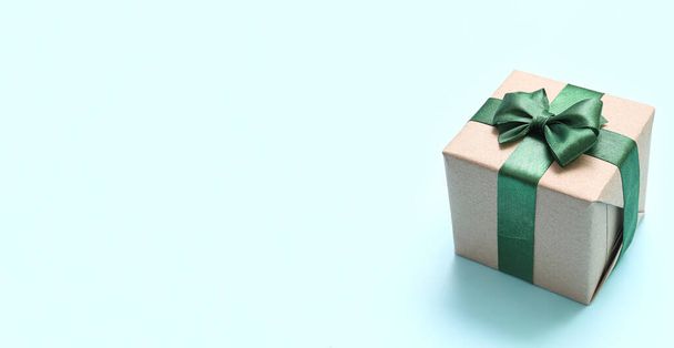 Χριστουγεννιάτικο κουτί δώρου σε γαλάζιο φόντο με χώρο για κείμενο - Φωτογραφία, εικόνα