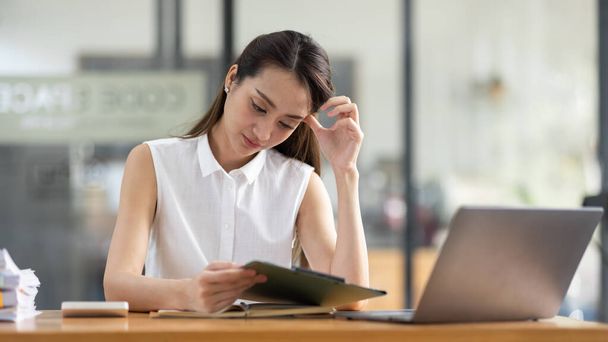 Muotokuva väsynyt nuori yritys Aasian nainen työskentelee asiakirjat vero kannettava tietokone toimistossa. Surullinen, onneton, Huolestunut, Masennus, tai työntekijän elämän stressi käsite - Valokuva, kuva