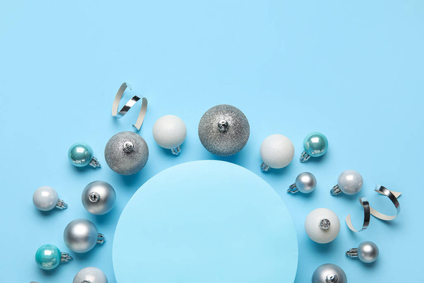 Composição com cartão em branco e bolas de Natal diferentes no fundo de cor - Foto, Imagem