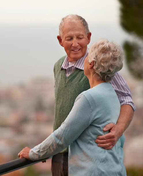 Die perfekte Aussicht. Ein älteres Paar unterhält sich auf einem Balkon - Foto, Bild