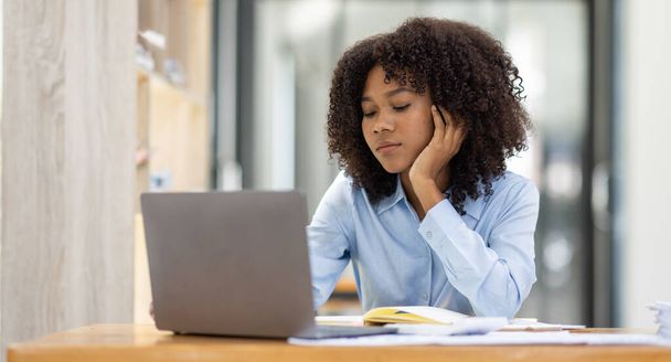Succesvolle Afro-Amerikaanse accountant zakenvrouw werk documenten belasting op laptop computer in het kantoor. financiering van investerings- en marketingonderzoeksconcept. - Foto, afbeelding