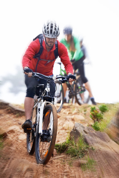 Їдьте по скелястій дорозі. молоді велосипедисти катаються по скелястій стежці
 - Фото, зображення