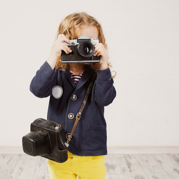 Little girl photographing - Zdjęcie, obraz