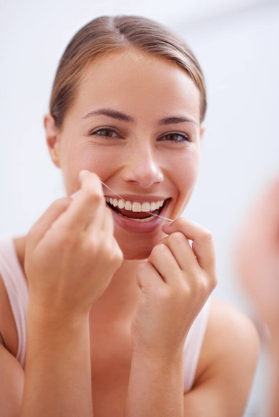 Zubní hygiena je prioritou. Mladá žena, která si čistí zuby - Fotografie, Obrázek