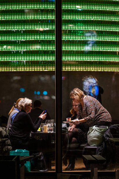 Kopenhagen, Dänemark Menschen sitzen in einem modernen Café in der Innenstadt. - Foto, Bild
