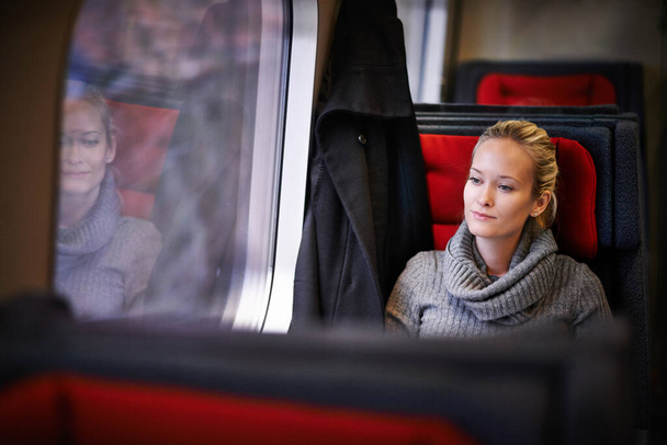 A desfrutar da viagem pacífica. uma jovem atraente viajando de trem - Foto, Imagem