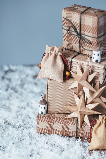 Albero di Natale con regali sulla neve su sfondo grigio. Decorazione natalizia sostenibile biologica fai da te. Consumo etico e concetto ecologico.  - Foto, immagini