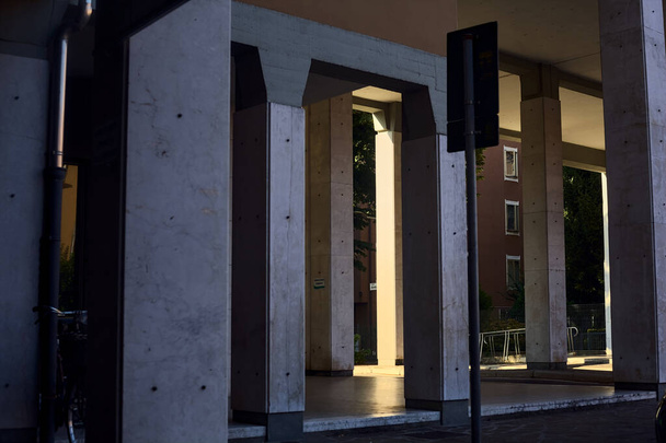 Moderner Laubengang in einem Wohngebiet einer italienischen Stadt im Sommer - Foto, Bild