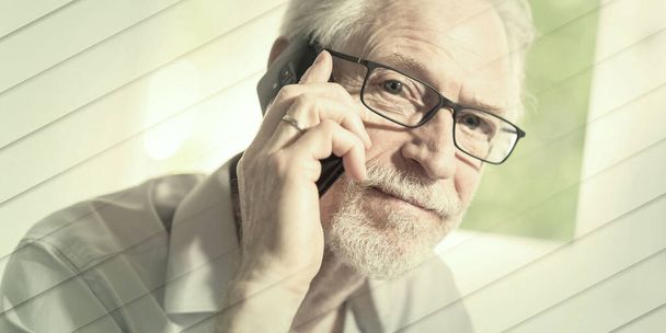 Portrait d'homme d'affaires senior parlant sur téléphone portable, motif géométrique - Photo, image