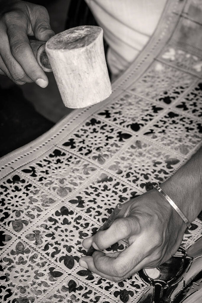 käsityöläinen tekee perinteistä puhvelinnahkaa veistämällä taidetta bali indonesia - Valokuva, kuva