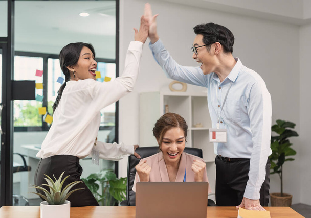 Ázsiai üzletekgőz mosoly és emelje fel a kezét ünneplés, érzés boldog, befejezni a munkát, csapatmunka sikeres / teljesítmény dolgozik irodai koncepció. - Fotó, kép