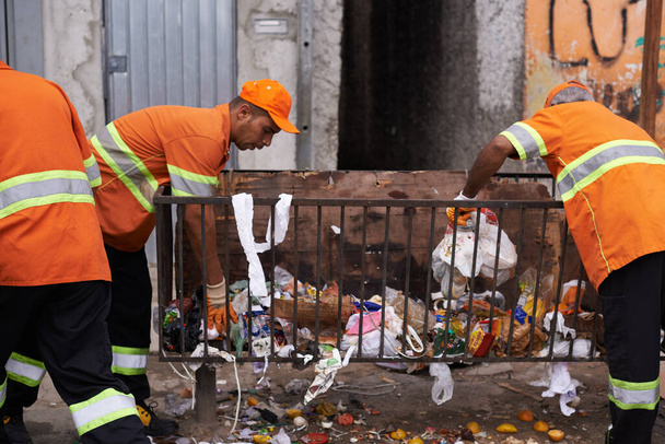 Garder la ville propre. une équipe de ramasseurs d'ordures - Photo, image