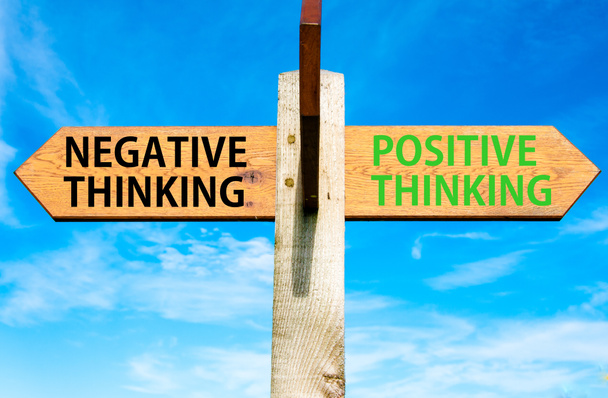 Dřevěná cedule s dvěma naproti šipky nad jasně modré obloze, negativní versus pozitivní myšlení zprávy obrázek pojmové myšlení - Fotografie, Obrázek
