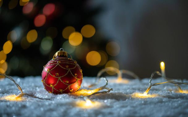 Punainen joulu helyjä lumessa
 - Valokuva, kuva