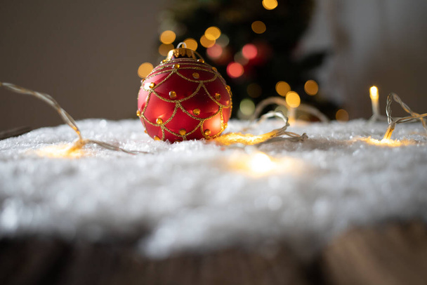 Κόκκινα Χριστούγεννα μπιχλιμπίδι στο χιόνι - Φωτογραφία, εικόνα