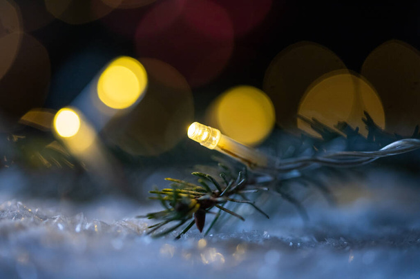 luces de cadena de Navidad en la nieve - Foto, Imagen