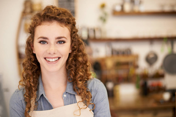 Expert Barista - mettre dans vos demandes. Portrait rapproché d'une jolie jeune barista debout dans un café - Photo, image