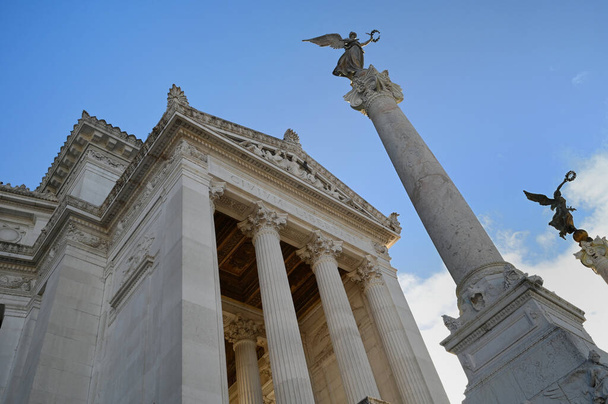 Victor Emmanuel II monument with Athena inspired statues on columns - Φωτογραφία, εικόνα