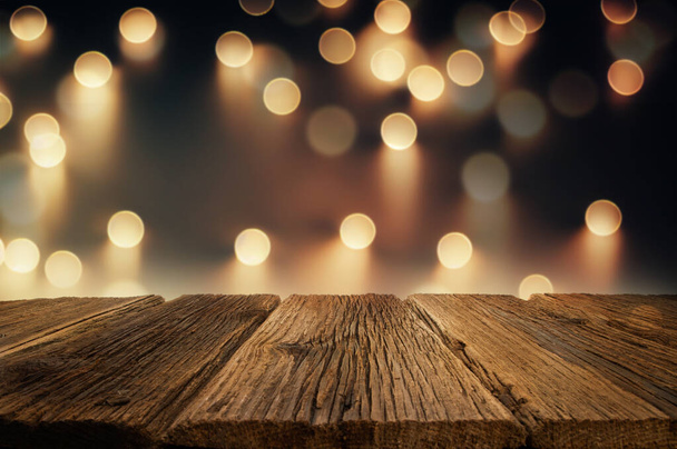 mesa de madeira vazia e luzes de Natal - Foto, Imagem