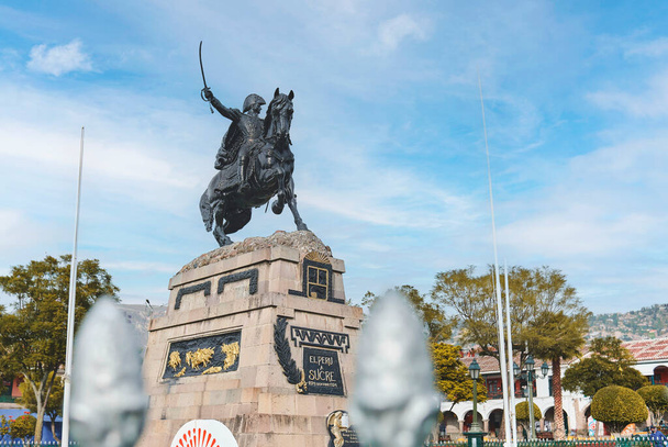 アヤクーチョのアルマス広場にあるドン・アントニオ・ホセ・デ・スクレ元帥の記念碑 - 写真・画像