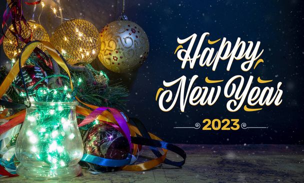 Perinteiset joulukoristeet onnellista uutta vuotta 2023 teksti. - Valokuva, kuva