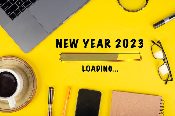 Barra de carga de Año Nuevo con banner 2023 y banner de papelería de oficina. - Foto, imagen