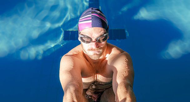 Havuzda bir yüzücü. Bir erkek sporcu bir spor havuzunda yüzüyor.. - Fotoğraf, Görsel