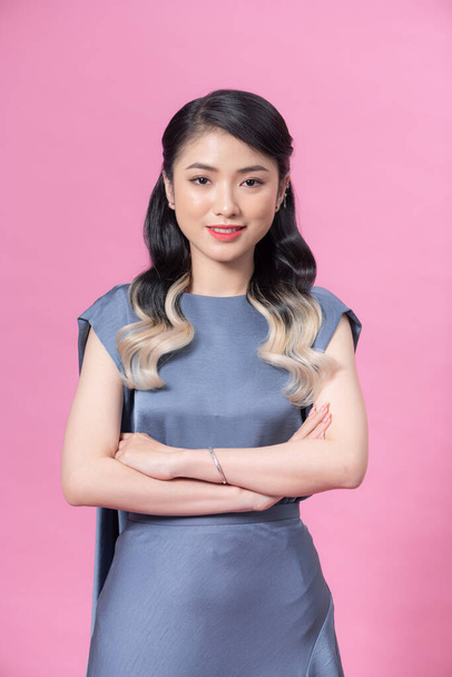 Huippumuoti muotokuva nuori kaunis aasialainen nainen yllään mukava trendikäs sininen iltapuku - Valokuva, kuva