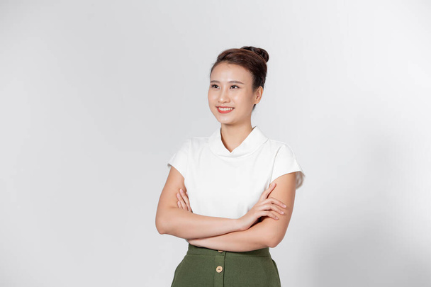 Menina asiática rosto feliz sorrindo com braço cruz, isolado no fundo branco. - Foto, Imagem