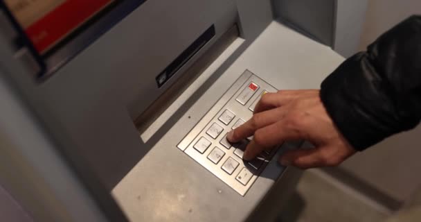 Close-up van de persoon die geheime code typt op het ATM-toetsenbord. Bankdiensten - Video