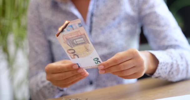 Επιχειρηματίας καίει 50 ευρώ στο γραφείο στο τραπέζι. Κυρώσεις λόγω κρίσης πληθωρισμού και έννοια της πτώχευσης - Πλάνα, βίντεο