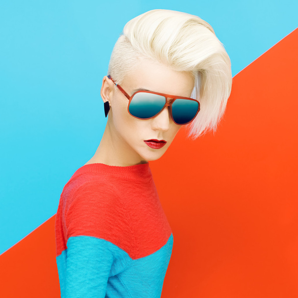 blonde lady with fashionable hairstyle and sanglasses on bright  - Valokuva, kuva