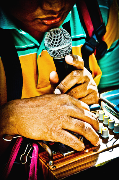 Vak koldus tartsa a mikrofont, hogy énekeljen. Bangkok, Thaiföld - Fotó, kép