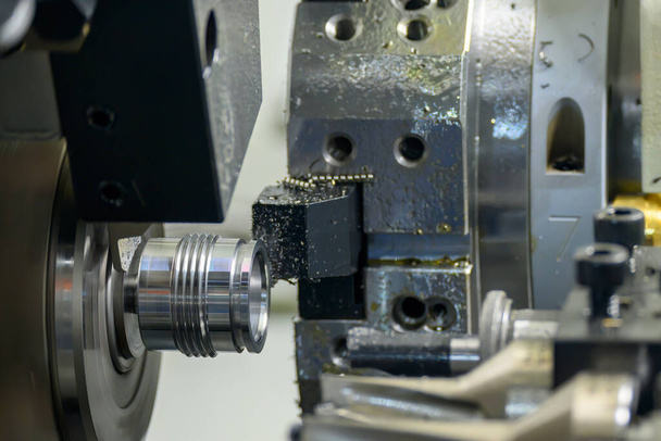 Wielozadaniowa maszyna CNC tokarka typu szwajcarskiego gwint cięcia części metalowych rur. Wysoka technologia obróbki metalu z tokarką CNC. - Zdjęcie, obraz