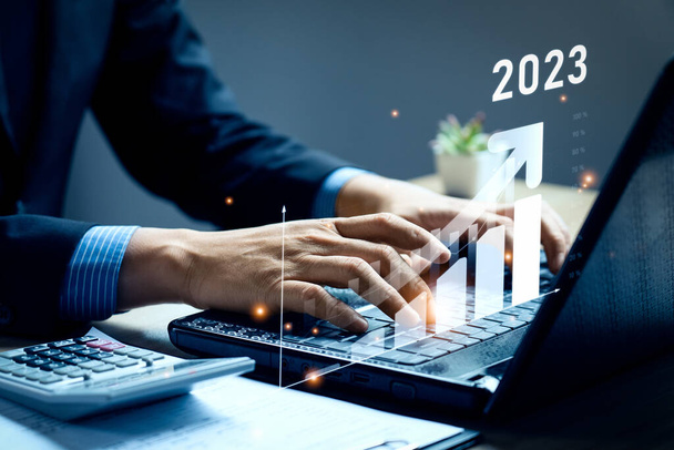 бизнес-стратегия 2023, бизнес-планирование роста бизнеса 2023 увеличить стрелку график корпоративного роста будущего года, бизнес-тренд, бизнес-годовой план и развитие для достижения целей. - Фото, изображение
