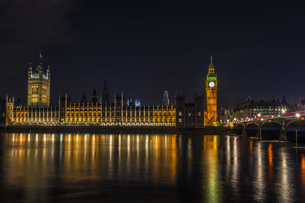 Відстань до району Баттерсі гідроелектростанція на ніч, Лондон, Великобританія - Фото, зображення