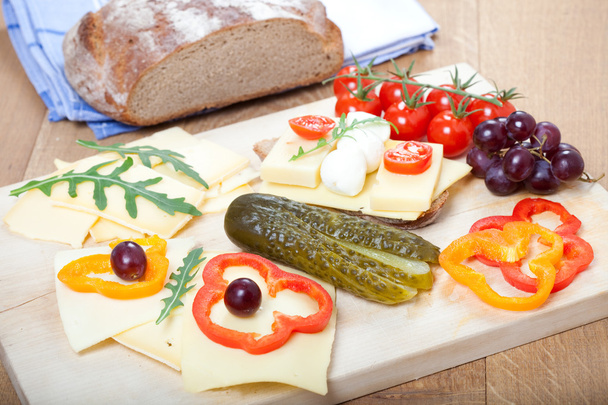 Repas léger bavarois traditionnel au fromage et pain allemand sur planche de bois rustique
 - Photo, image