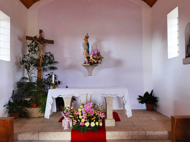 Wnętrze i ołtarz kaplicy Matki Bożej Zdrowia w Mogo de Malta, Portugalia - Zdjęcie, obraz