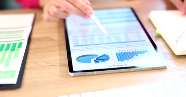 Homem de negócios analisando estatísticas financeiras exibidas na tela do tablet. Estatísticas analíticas e indicadores financeiros em gráficos - Filmagem, Vídeo