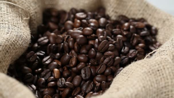 Coffee beans in burlap sack - Materiał filmowy, wideo