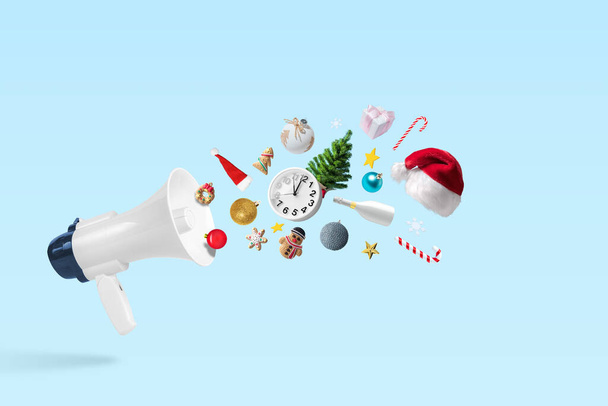 Yılbaşı kış dekorasyonlu megafondan yapılmış yaratıcı Noel kompozisyonu. Asgari Noel veya Yeni Yıl konsepti. - Fotoğraf, Görsel