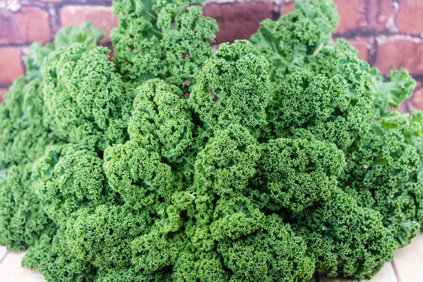 talvi vihannes tuoretta korjattu vihreä kihara Kale - Valokuva, kuva