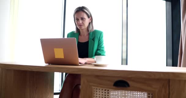 Unternehmensberater oder Manager arbeiten im Büro hinter Laptop. Konzept von Bildung und Fernarbeit - Filmmaterial, Video